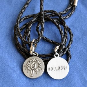 epilepsimärket silverfärgat med plasthalsband