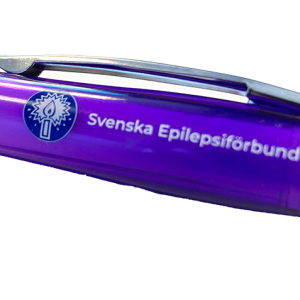 Lila kulspetspenna med epilepsimärket och texten Svenska Epilepsiförbundet. Blått bläck.