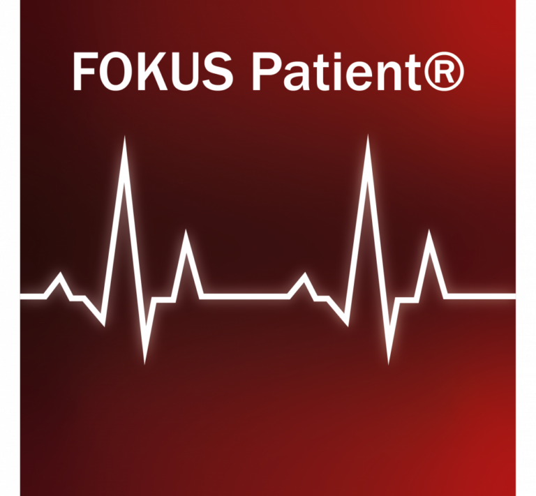 Fokus patients logotype texten Fokus Patient (registered trademark) i vitt på röd bakgrund och en EKG-kurva i vitt