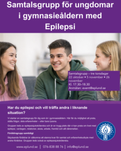 Bild på tre ungdomar som samtalar, mot lila bakgrund. Epilepsiförbundets logotyp, ett brinnande vitt ljus på blå bakgrund i nedre högra hörnet.